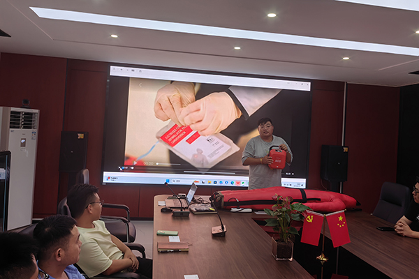 AED除顫儀演示.jpg
